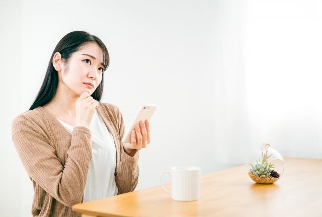 ヒモを養うにはいくら年収が必要か考える女性の写真