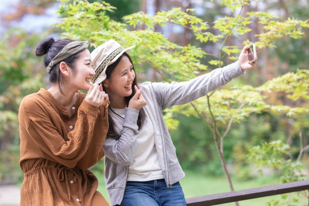 女友達と楽しく過ごす女性の写真